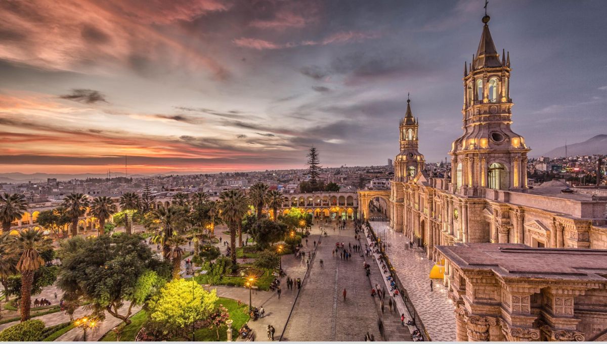 La ciudad disfruta de un clima árido y templado, con pocas lluvias, lo que facilita la vida en el desierto gracias a sistemas de riego La ciudad disfruta de un clima árido y templado, con pocas lluvias, lo que facilita la vida en el desierto gracias a sistemas de riego