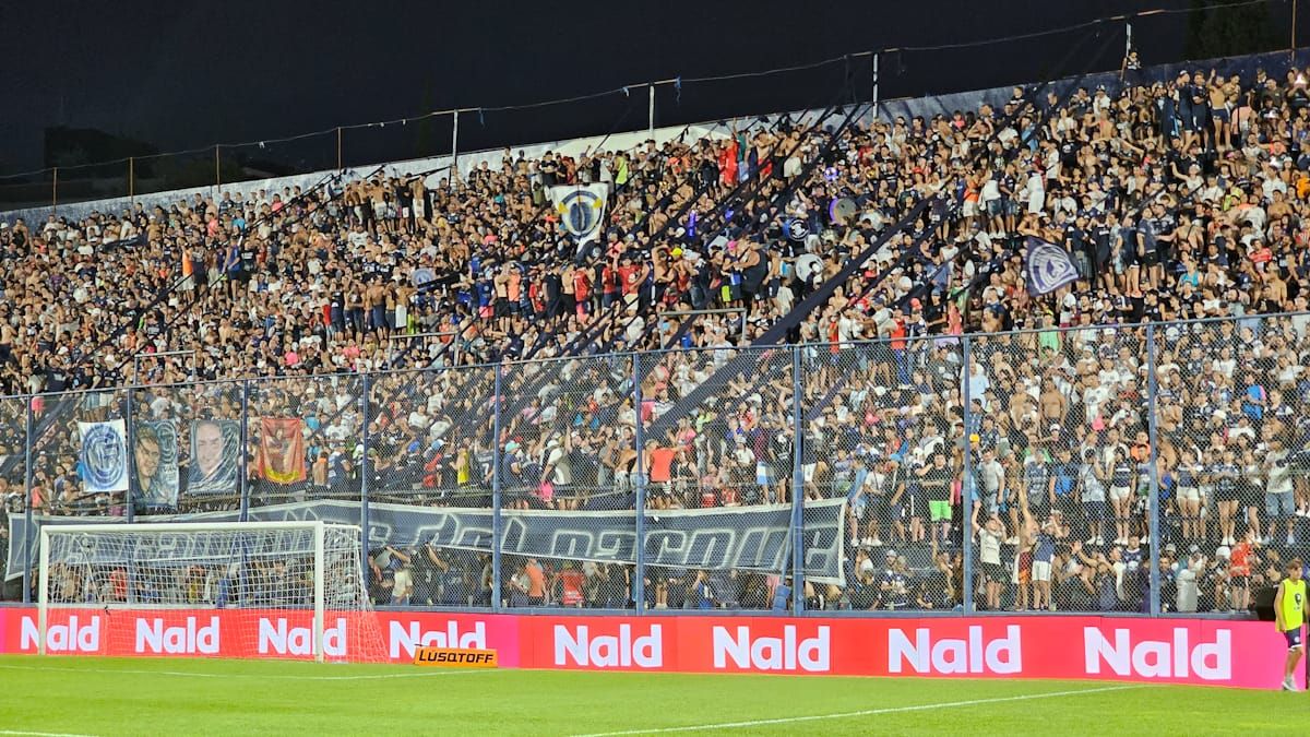 Los Caudillos del Parque le pusieron todo el color al debut de Independiente Rivadavia (UNO/Nicolás Ríos) Los Caudillos del Parque le pusieron todo el color al debut de Independiente Rivadavia (UNO/Nicolás Ríos)
