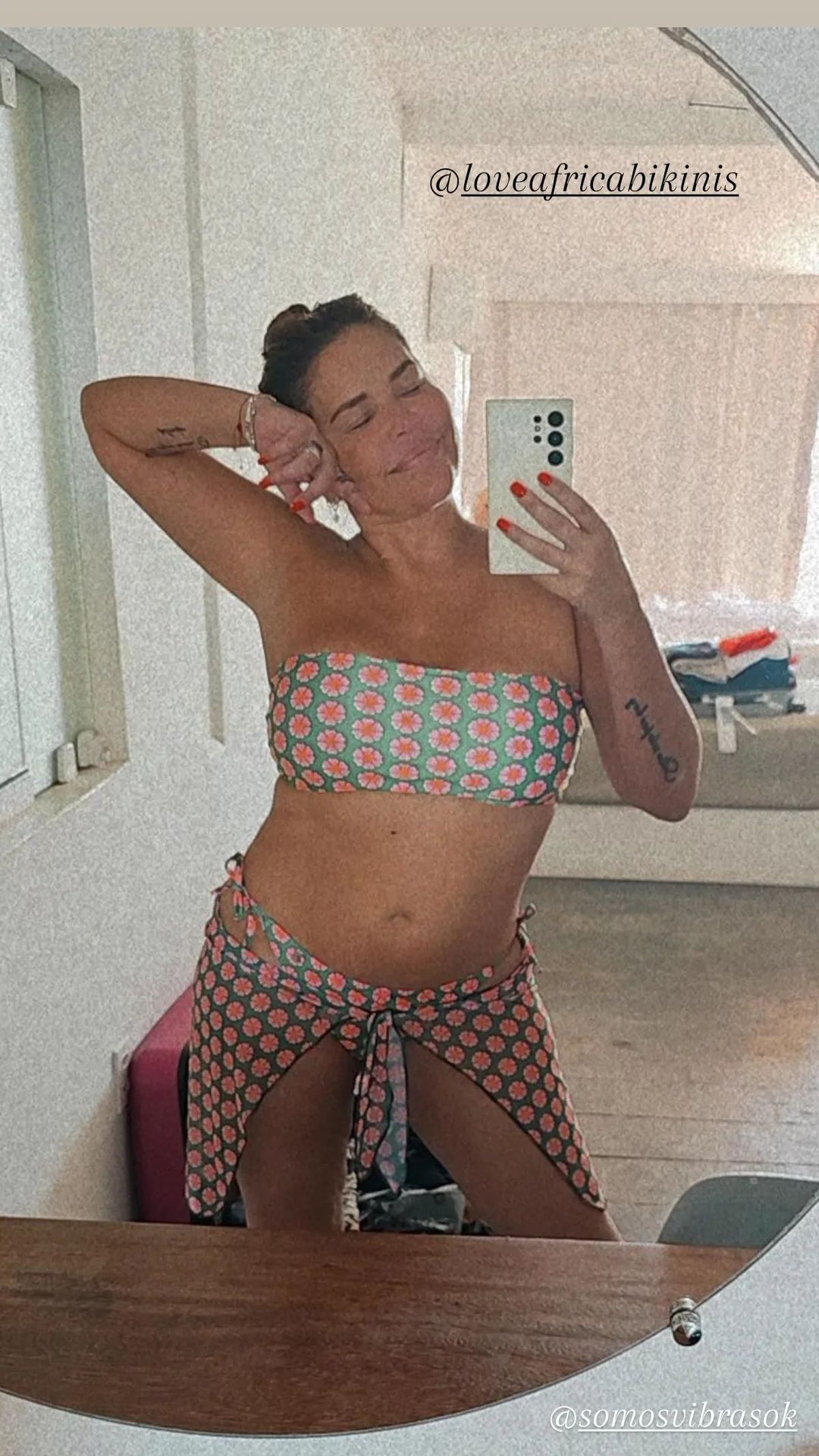 Desde Brasil, Nazarena Vélez se mostró en micro-bikini como nunca antes.