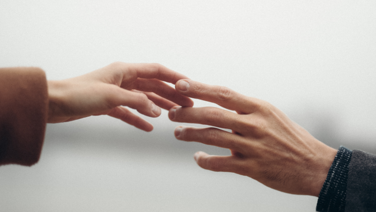 Qué significa cuando una persona te da corriente eléctrica, según la ciencia Qué significa cuando una persona te da corriente eléctrica, según la ciencia