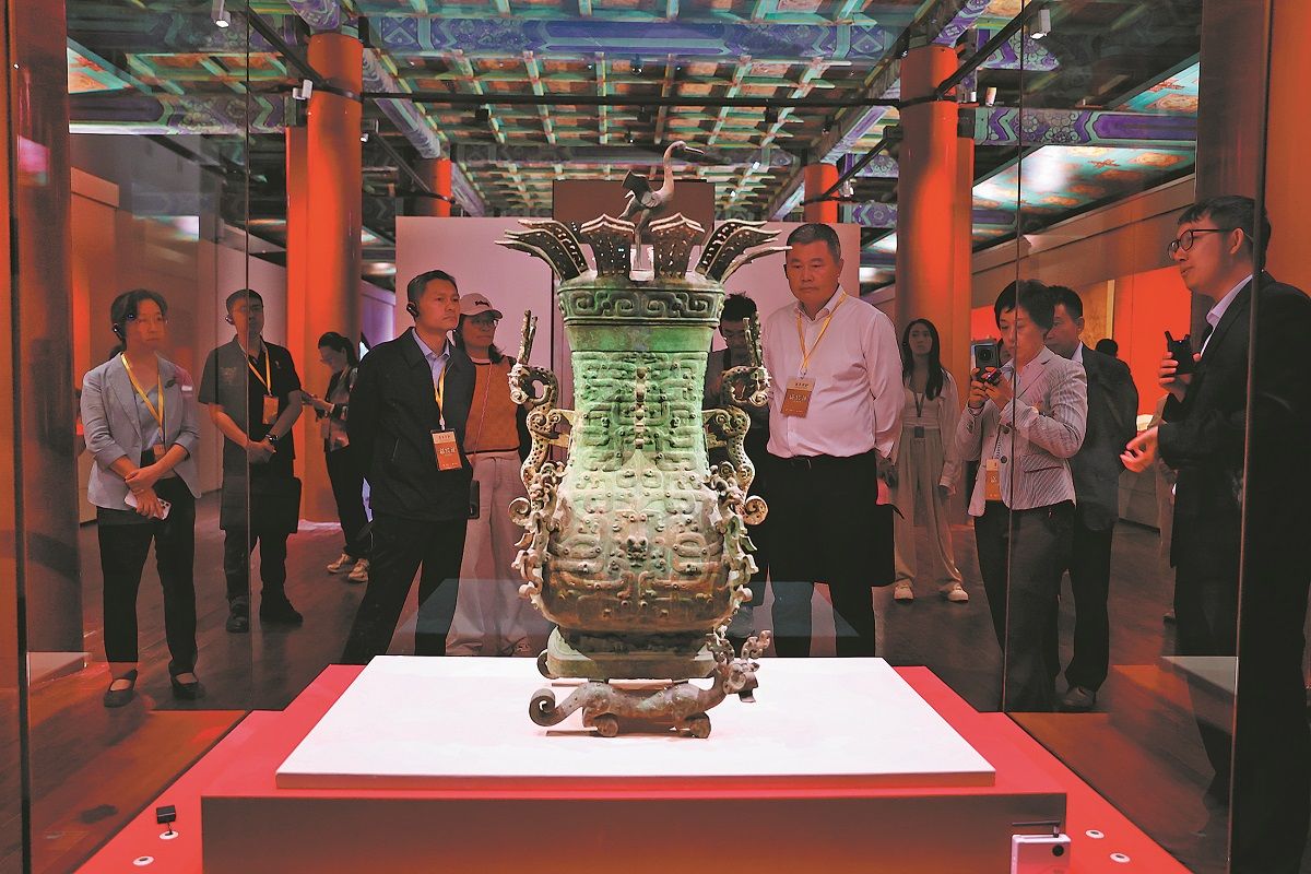 Lianhe Fanghu, un jarro de bronce decorado con flores de loto y grullas, en la exposición Un siglo de custodia: de la Ciudad Prohibida al Museo del Palacio. JIANG DONG / CHINA DAILY
