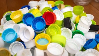 Usando tapitas de plástico de gaseosa, te enseñamos a hacer adornos de Navidad Usando tapitas de plástico de gaseosa, te enseñamos a hacer adornos de Navidad