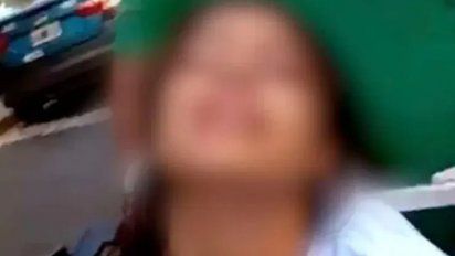 Así sacaron a la víctima del local del comerciante acusado por abuso sexual.