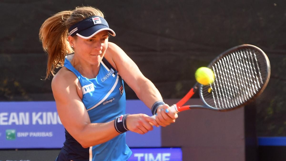 Copa Billie Jean King. La mejor tenista argentina, Nadia Podorska fue sorprendida por la juvenil Renata Jamrichova. Luego Riera perdió el tercer punto