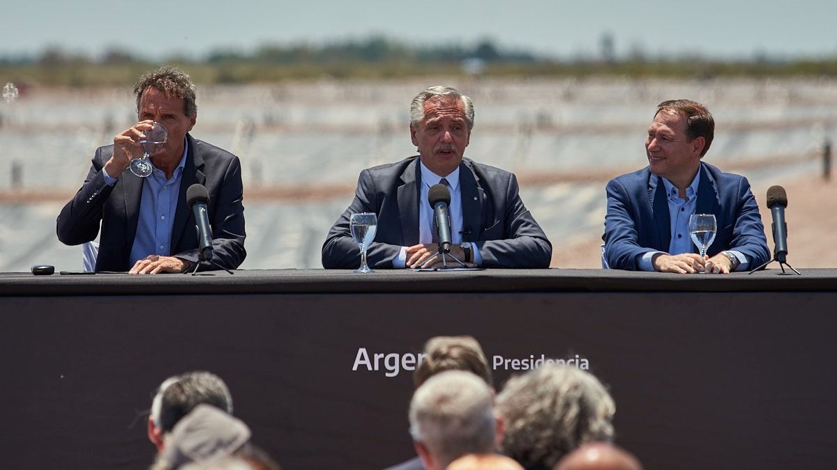 Alberto Fernández en su tercera visita a Mendoza, junto al ministro de obras públicas de la Nación, Gabriel Katopodis, y el intendente Lavallino, Roberto Righi.