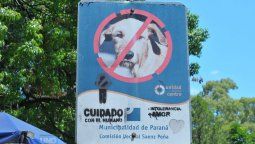 La plaza Sáenz Peña tiene una cucha nueva pero prohíben a los perros