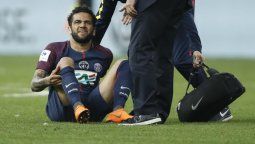 Dani Alves podría perderse el Mundial por lesión