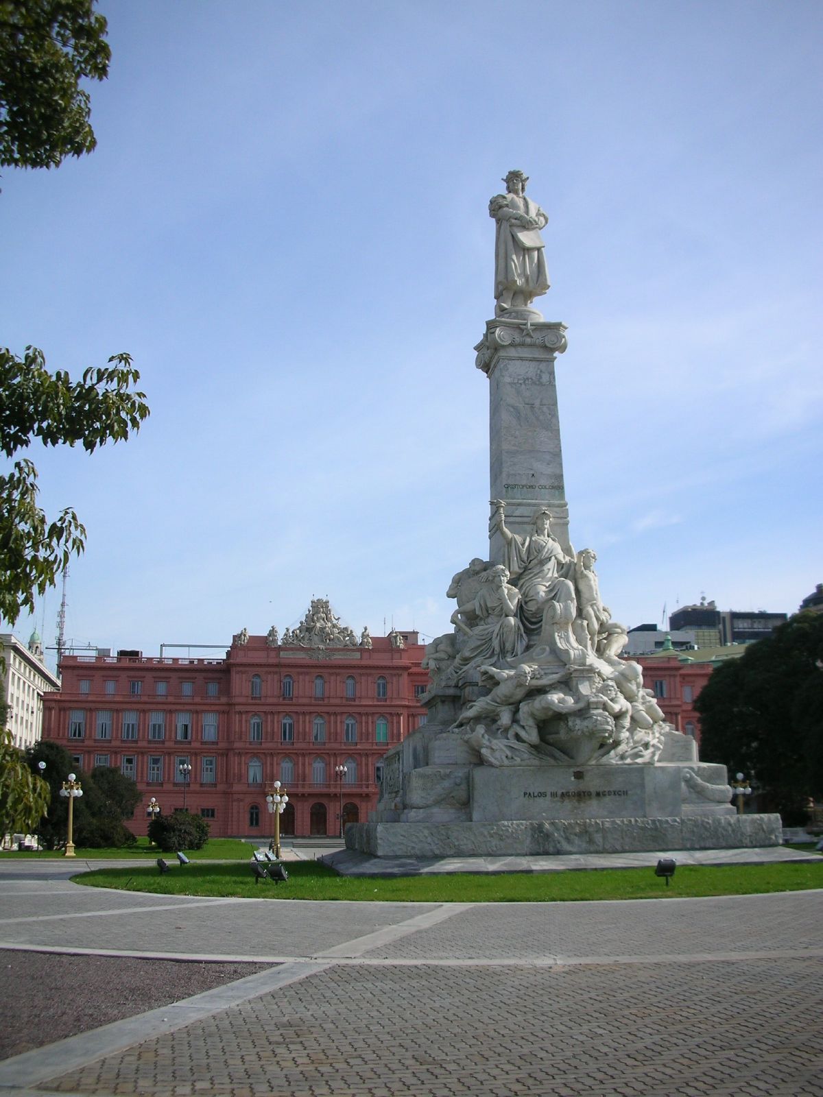 El monumento a Cristóbal Colón en Buenos Aires, cuando estaba al lado de Casa Rosada.
