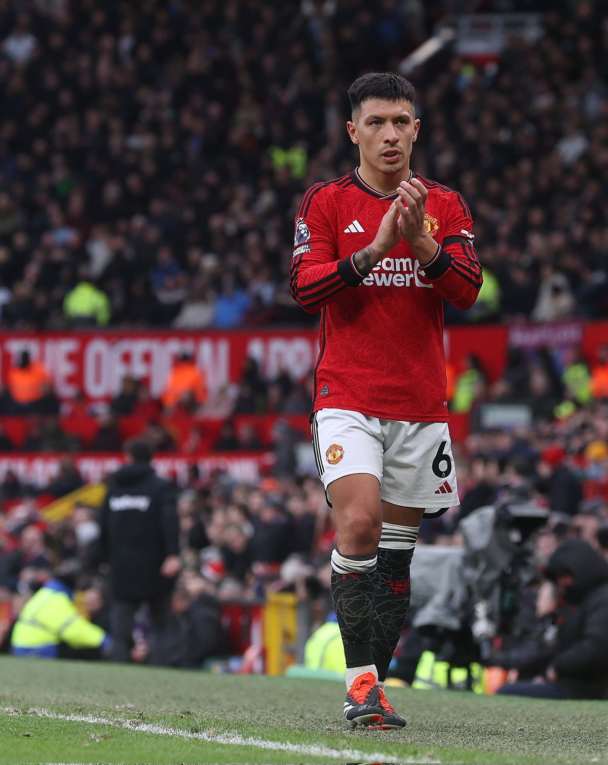 Lisandro Martínez se fue preocupado y aplaudido por los hinchas del Manchester United Lisandro Martínez se fue preocupado y aplaudido por los hinchas del Manchester United