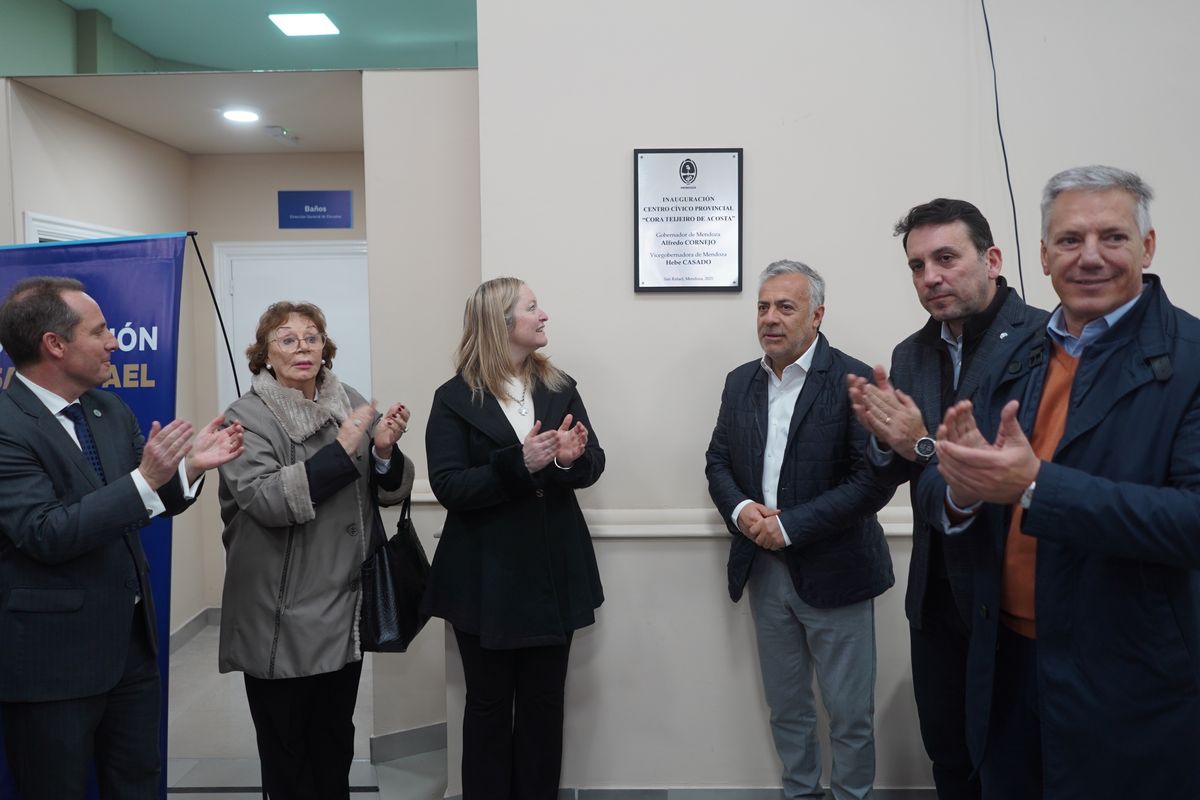 En el acto en San Rafael sí estuvo el intendente de General Alvear, Alejandro Molero (en la foto, al lado de Tadeo García Zalazar). En el acto en San Rafael sí estuvo el intendente de General Alvear, Alejandro Molero (en la foto, al lado de Tadeo García Zalazar).