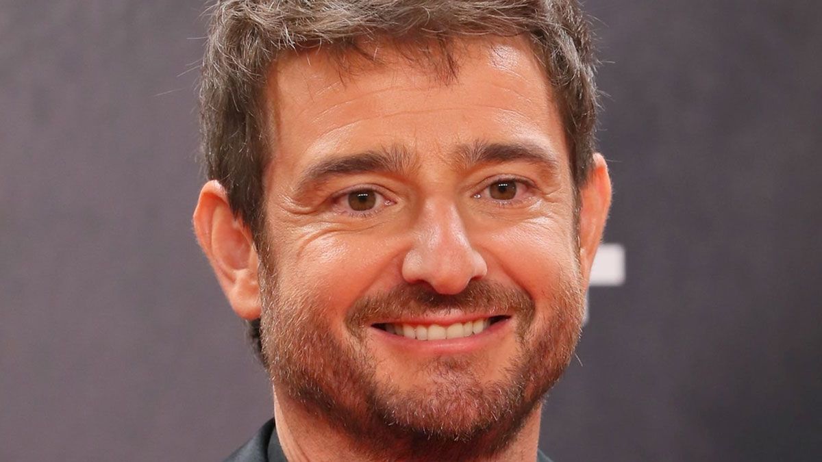 El actor Gorka Otxoa interpreta a Santi en la serie de Netflix.