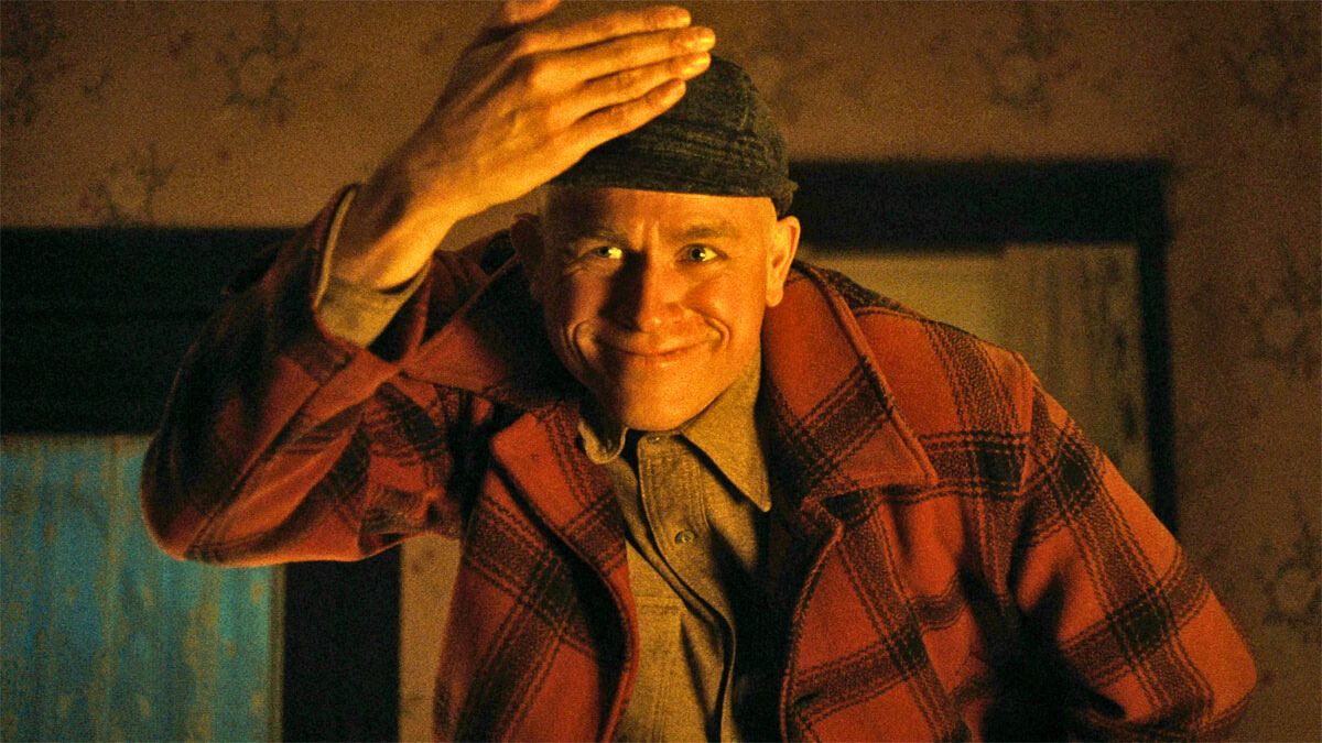 El actor Charlie Hunnam se lleva todos los elogios interpretando a Ed Gein en la película de Netflix.