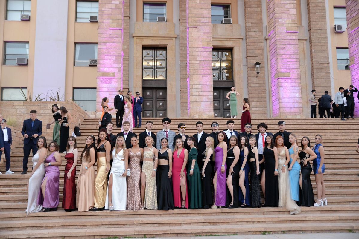 Los estudiantes de Secundaria que se reciben hacen una "previa" en Casa de Gobierno para tomarse fotos antes de partir en la "Batea" a la fiesta. Los estudiantes de Secundaria que se reciben hacen una "previa" en Casa de Gobierno para tomarse fotos antes de partir en la "Batea" a la fiesta.