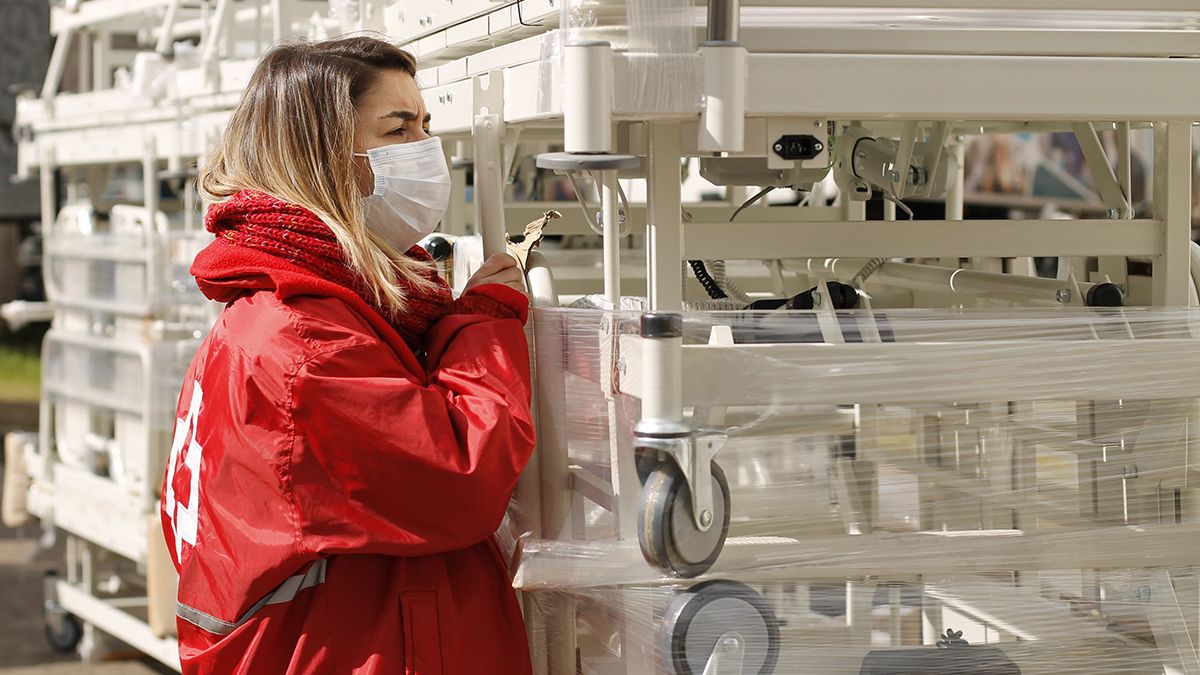 Coronavirus en Argentina: una integrante de la Cruz Roja junto a camas para hospitales.