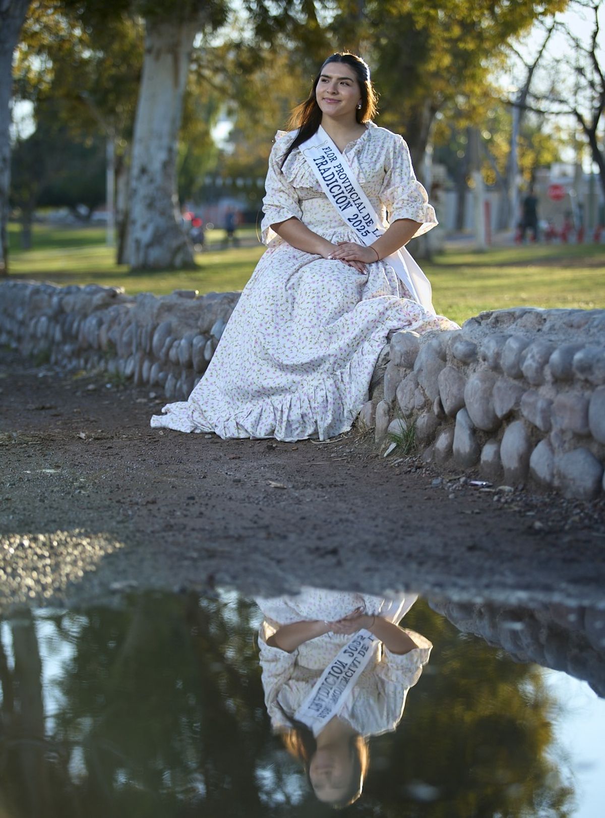 La reina da clases de folclore en Desaguadero, en su La Paz natal, y visita escuelas para difundir las costumbres y tradiciones mendocinas. La reina da clases de folclore en Desaguadero, en su La Paz natal, y visita escuelas para difundir las costumbres y tradiciones mendocinas.