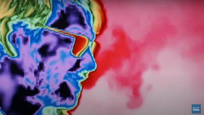 La imagen infrarroja muestra en el video como se dispersan los aerosoles (partículas de la respiración) y en ellos puede haber una carga de cientos o miles de virus del Covid-19.