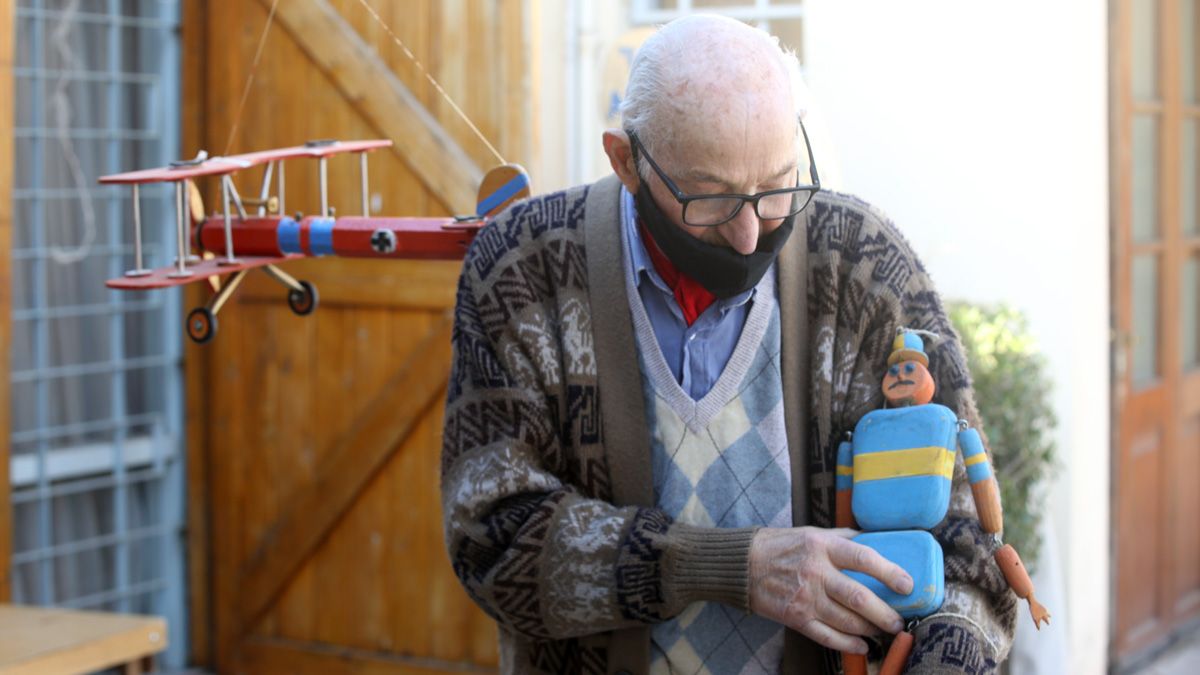 La madera y los juguetes han sido un punto en común en la vida de Armando.