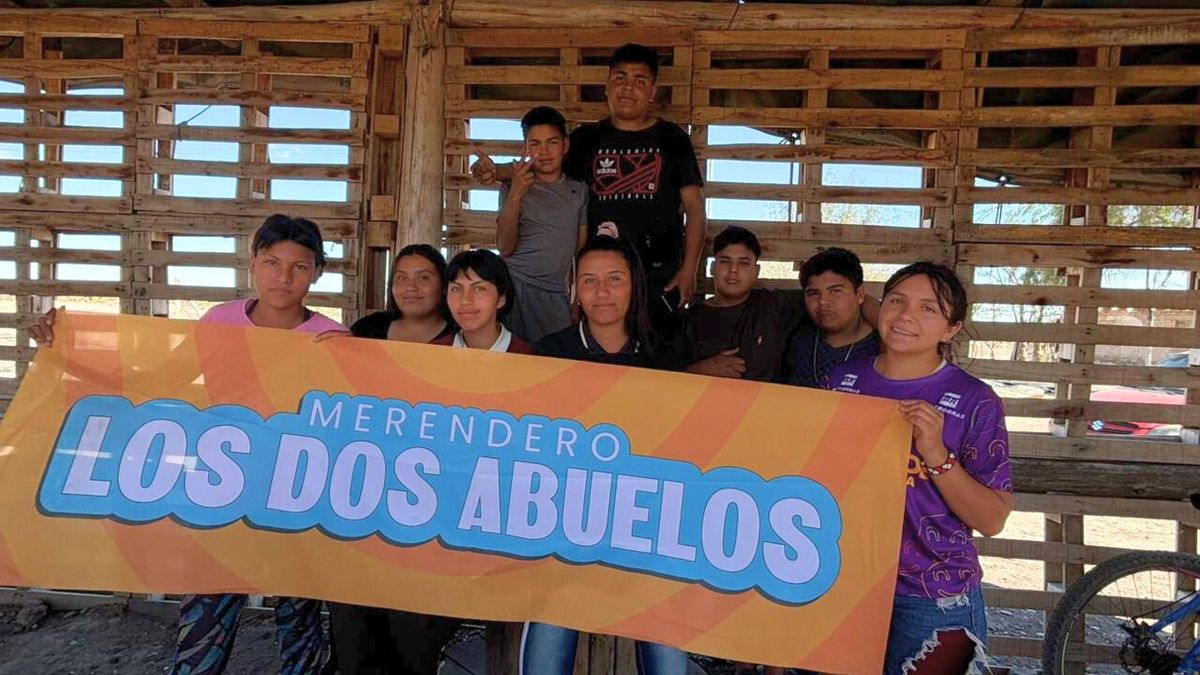 Junto a niños del merendero fundado por sus abuelos, también trabajadores del basural. Junto a niños del merendero fundado por sus abuelos, también trabajadores del basural.