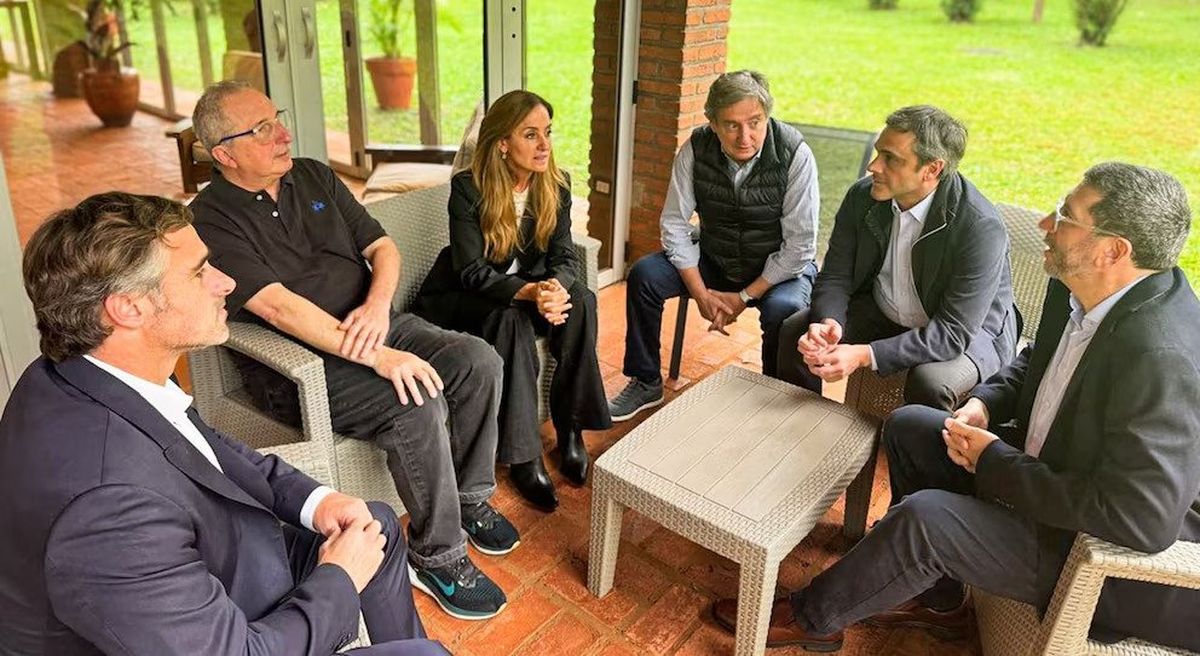 Emir Félix y otros dirigentes del PJ Federal, con el gobernador de Misiones Hugo Passalacqua.