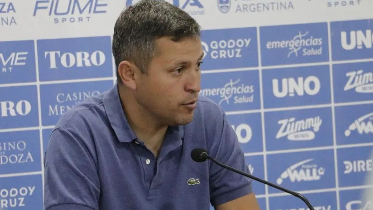 Diego Flores no seguirá como DT de Godoy Cruz.
