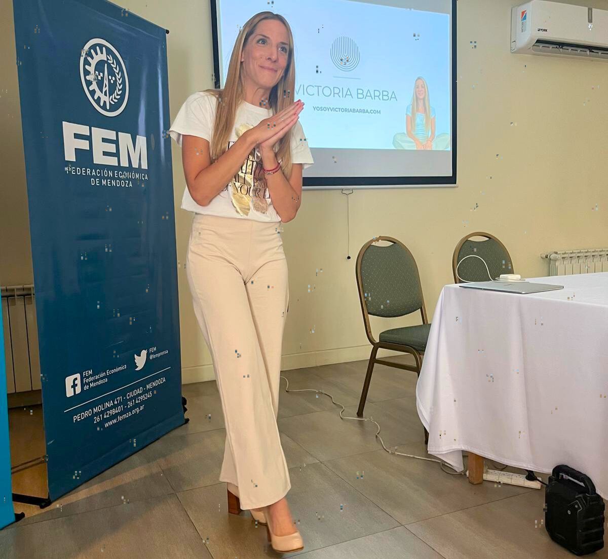 En el discurso de Victoria Barba se entrelazan conceptos de filosofía, espiritualidad, psicología y neurociencia. En el discurso de Victoria Barba se entrelazan conceptos de filosofía, espiritualidad, psicología y neurociencia.