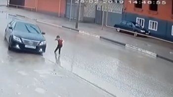 Escalofriante video: un niño se salvó de milagro de ser brutalmente atropellado