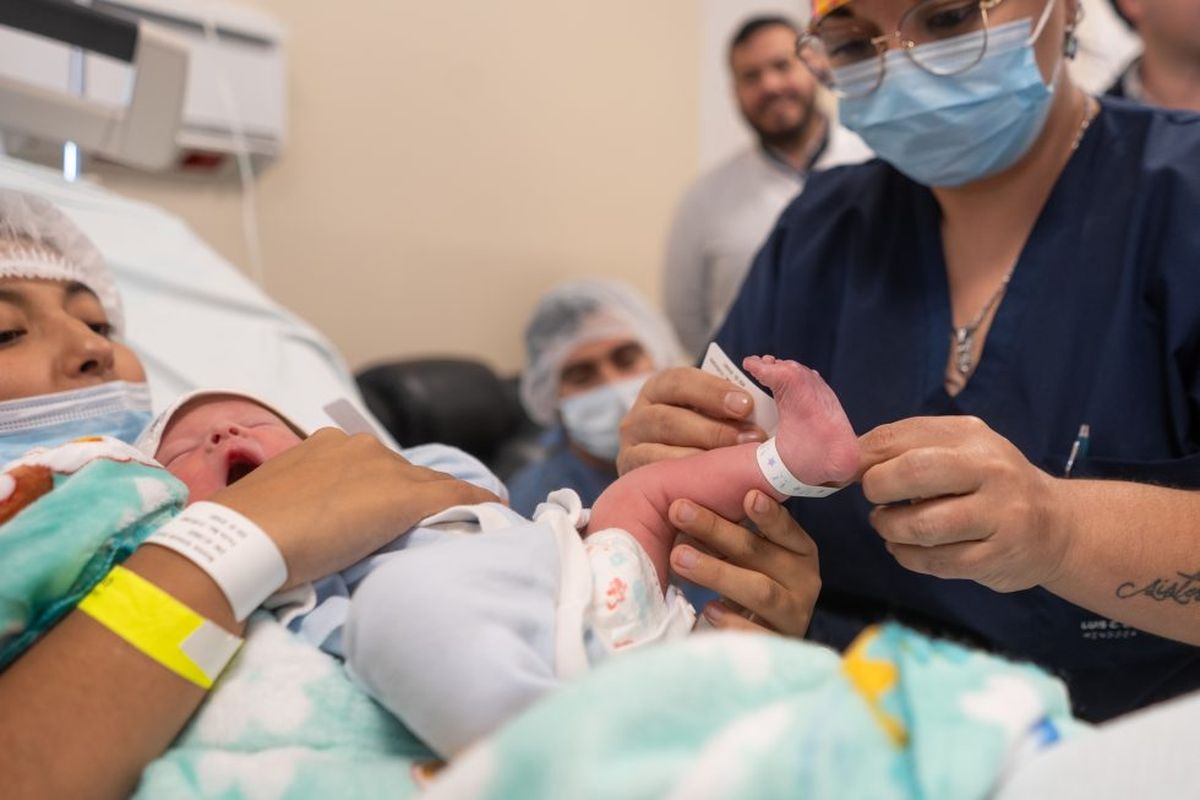 Owen, el primer bebé que tiene su pulsera digital.
