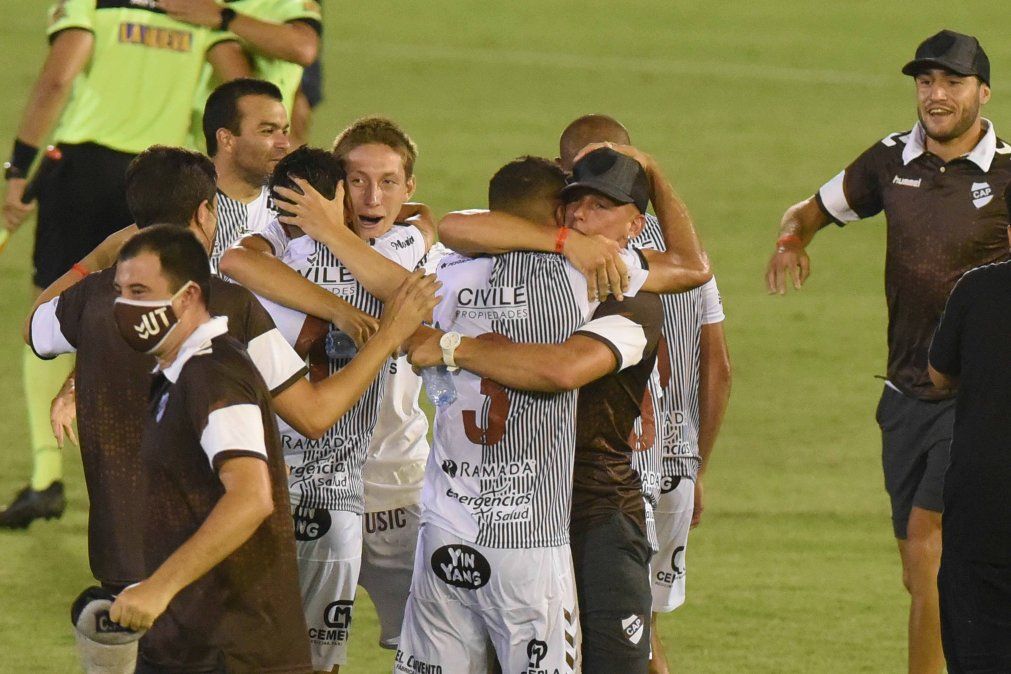 Platense definirá el segundo ascenso con Estudiantes de Río Cuarto.