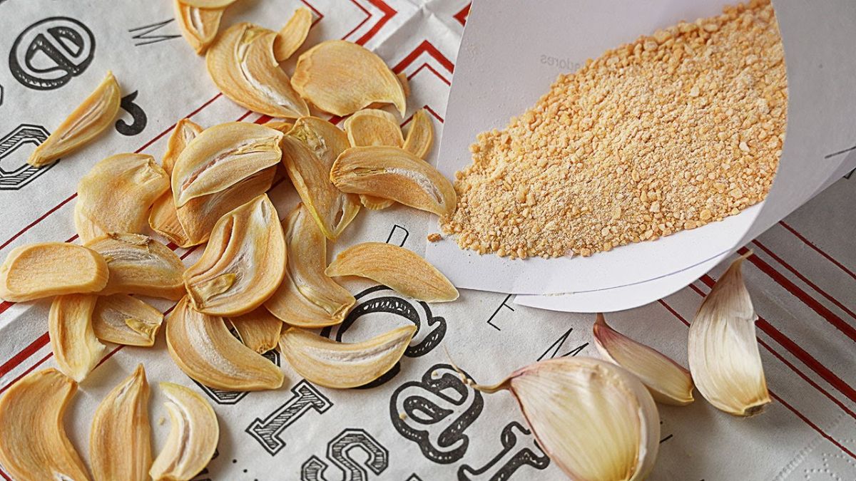 Trucos. El ajo en polvo tiene un gran sabor y no deja el olor y aliento del ajo crudo.