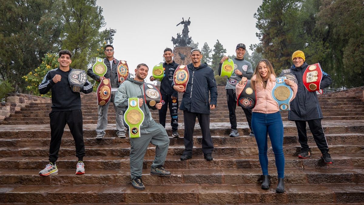 El boxeo mendocino en un gran momento: ocho campeones nacionales o internacionales. Posaron en el Cerro de la Gloria.