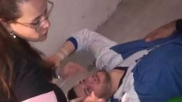 Uno de los jugadores es atendido luego de recibir gas pimienta.