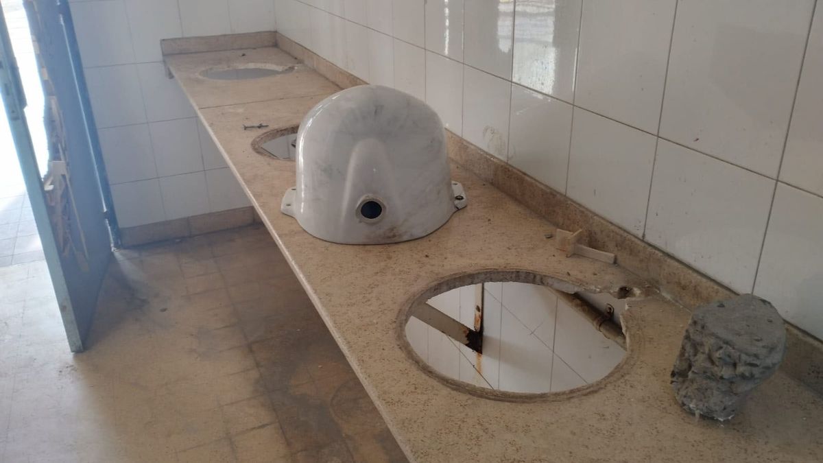 Al parecer, los ladrones llevaron herramientas para sacar los artefactos del colegio. Al parecer, los ladrones llevaron herramientas para sacar los artefactos del colegio.