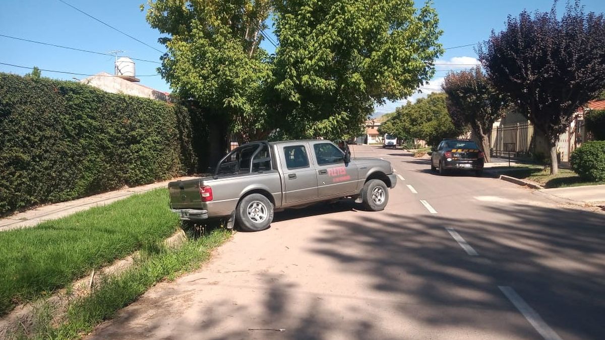 La mujer de 47 años metió su auto en una acequia, fue a buscar una camioneta para sacar el auto y cayó nuevamente a la misma acequia. La mujer de 47 años metió su auto en una acequia, fue a buscar una camioneta para sacar el auto y cayó nuevamente a la misma acequia.
