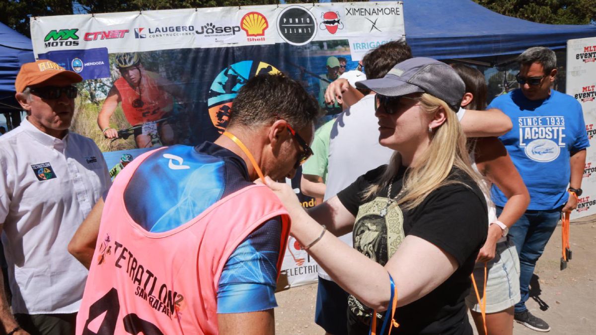La vicegobernadora de Mendoza Hebe Casado estuvo presente en la premiación del 29° Tetratlón de San Rafael. La vicegobernadora de Mendoza Hebe Casado estuvo presente en la premiación del 29° Tetratlón de San Rafael.