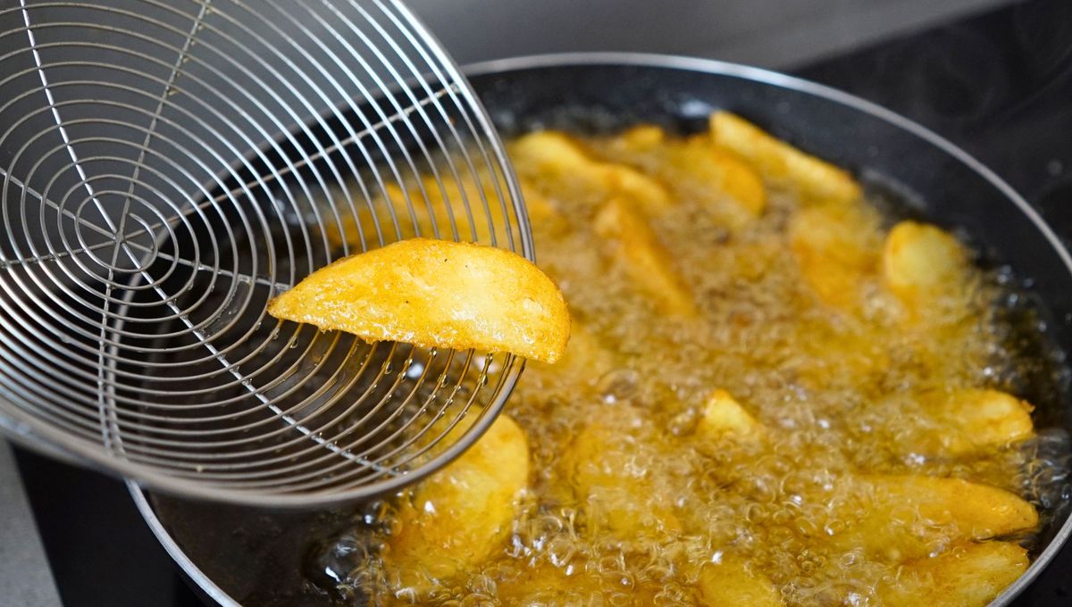 Chau gotas de aceite en los azulejos y paredes de la cocina.&nbsp;