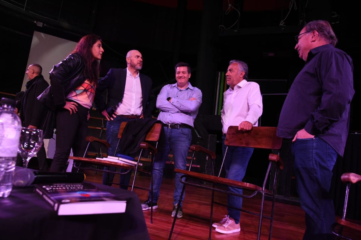 El senador nacional y ex gobernador, Alfredo Cornejo integró la mesa que presentó el libro Coaching Político de Sergio Miranda, en el cierre de la Feria del Libro.