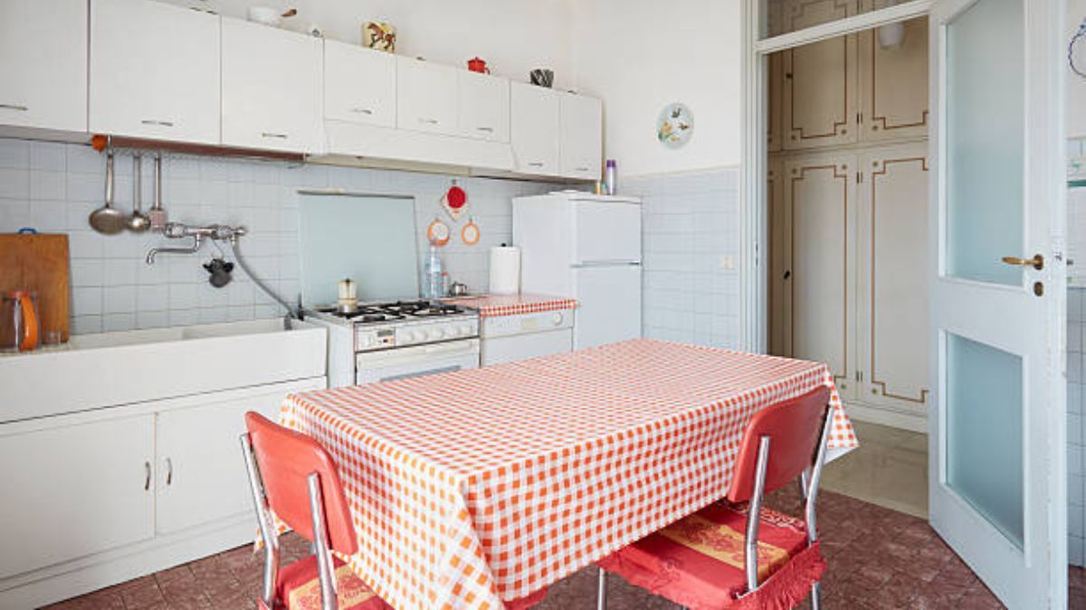 Los 3 errores que harán que tu cocina se vea pequeña y oscura, según experto en decoración de interiores