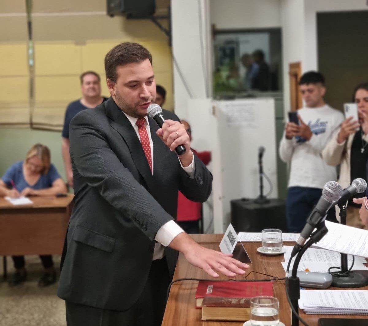 Mauricio Pinti, del radicalismo, jura como presidente del Concejo Deliberante de Maipú.