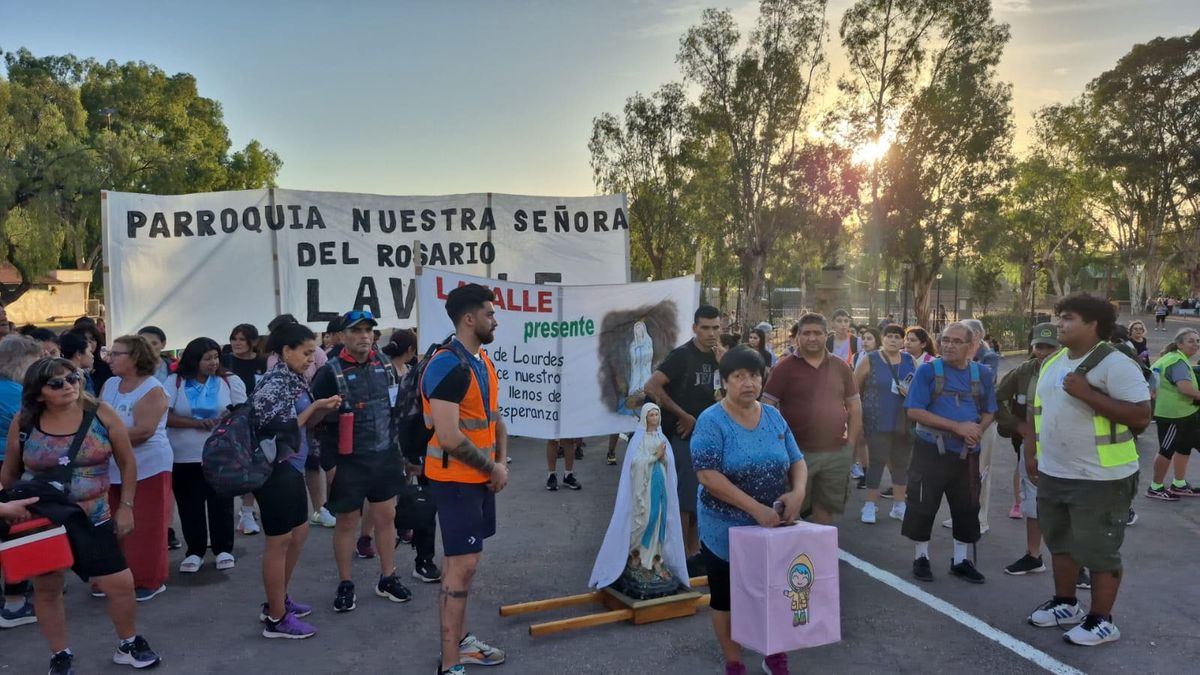 El calor aflojó y se espera una masiva concurrencia a la peregrinación hacia la Virgen de Lourdes para la noche de este martes. Gentileza.