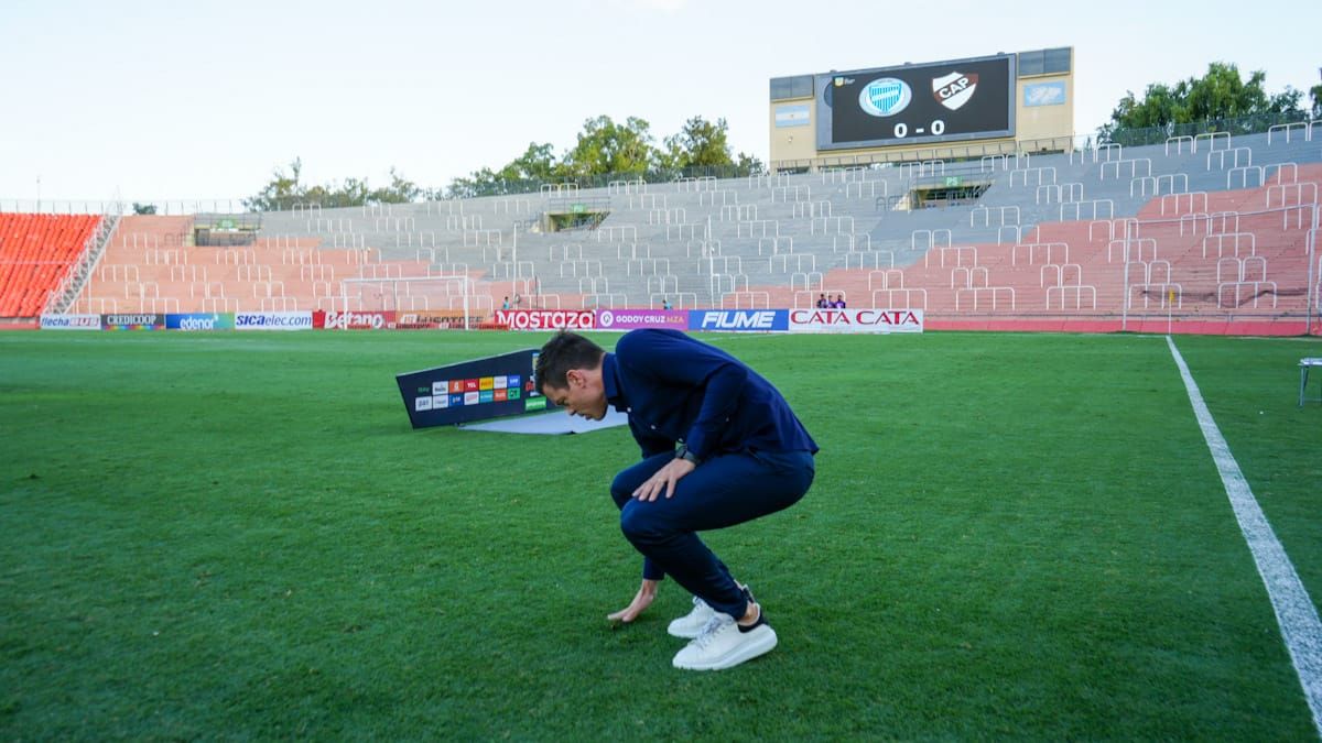 Esteban Solari en su estreno como DT de Godoy Cruz toca el pasto del Malvinas Argentinas. Esteban Solari en su estreno como DT de Godoy Cruz toca el pasto del Malvinas Argentinas.