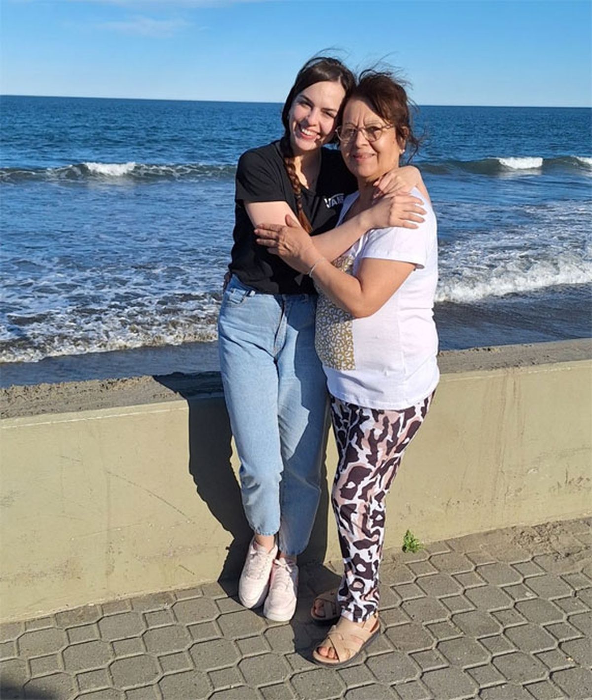 Aldana Botha y Juana Morales posan juntas en la playa de Rada Tilly. Aldana Botha y Juana Morales posan juntas en la playa de Rada Tilly.