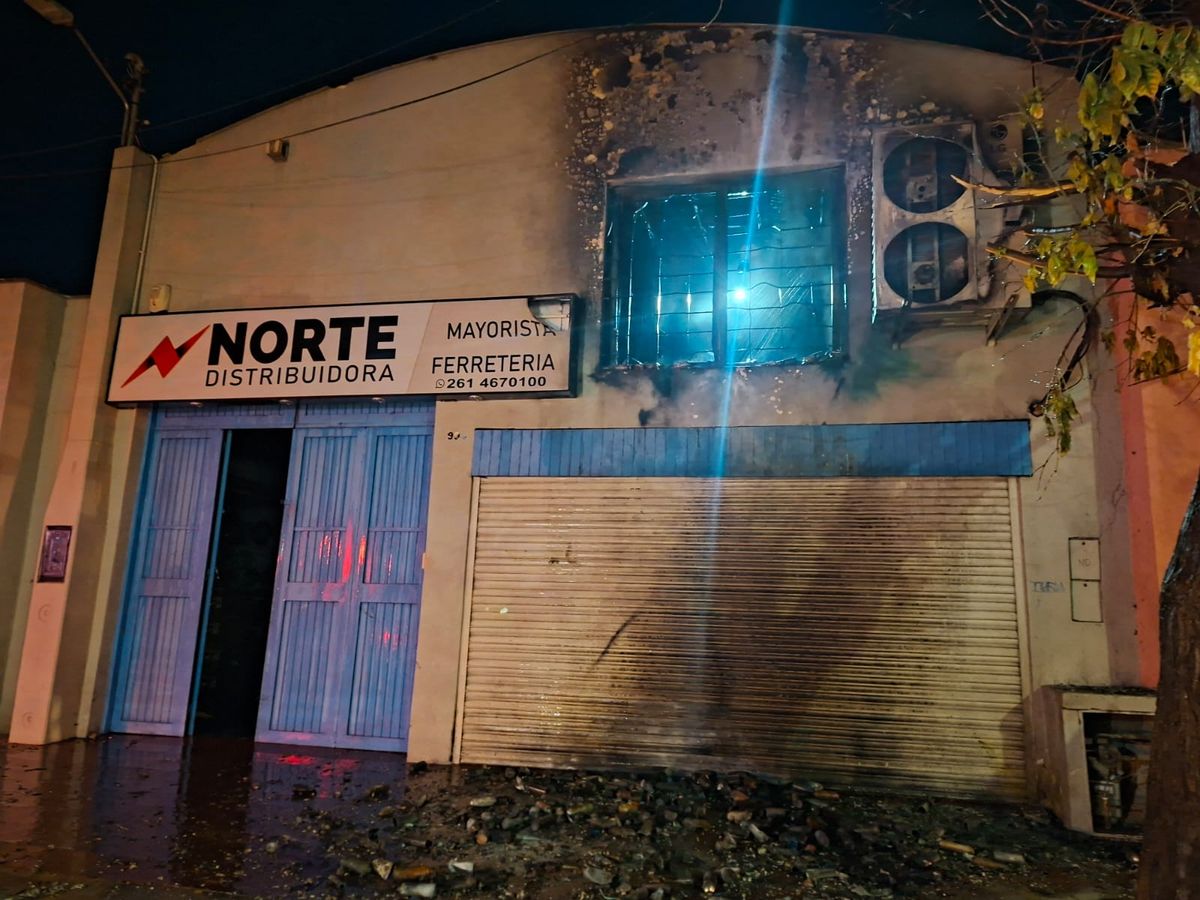 Fachada de la distribuidora afectada por el incendio. Fachada de la distribuidora afectada por el incendio.