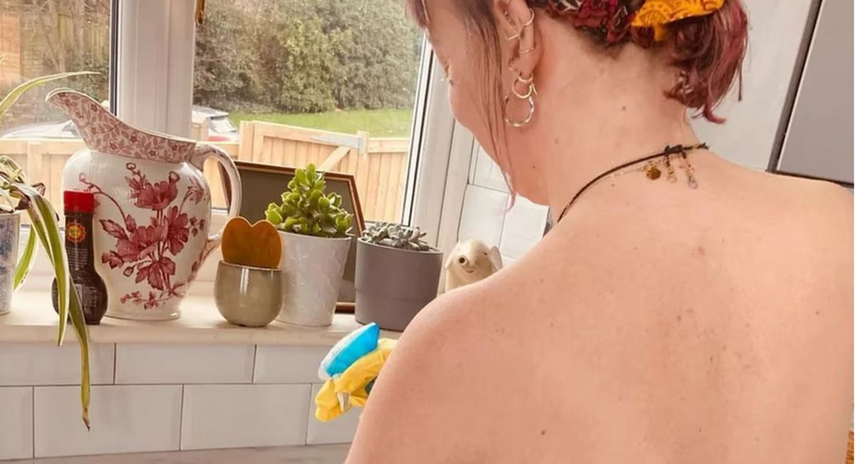 Furor por la empleada doméstica que trabaja desnuda.