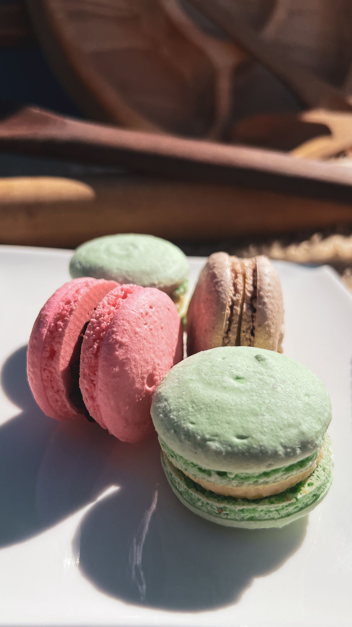 Los macarons son una de las recetas clásicas de la repostería francesa. Un bocado te enseña a prepararlos rellenos de una ganache de coco.