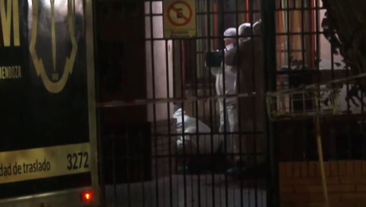 Policía Científica trabaja en la escena del crimen. Harán pericias en el local de tatuajes y la vivienda aledaña. Policía Científica trabaja en la escena del crimen. Harán pericias en el local de tatuajes y la vivienda aledaña.