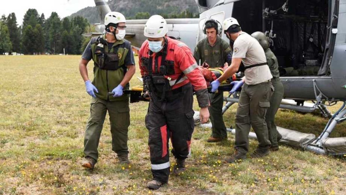 Imagen de la evacuación de los andinistas accidentados en una expedición en el volcán Lanín, donde falleció la mendocina Vanina Romero mientras era trasladada en un helicóptero al hospital de San Martín de los Andes, Neuquén.