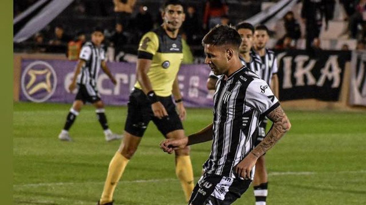 Gastón Espósito, volante de Gimnasia y Esgrima, es una de las figuras del Lobo. Gastón Espósito, volante de Gimnasia y Esgrima, es una de las figuras del Lobo.