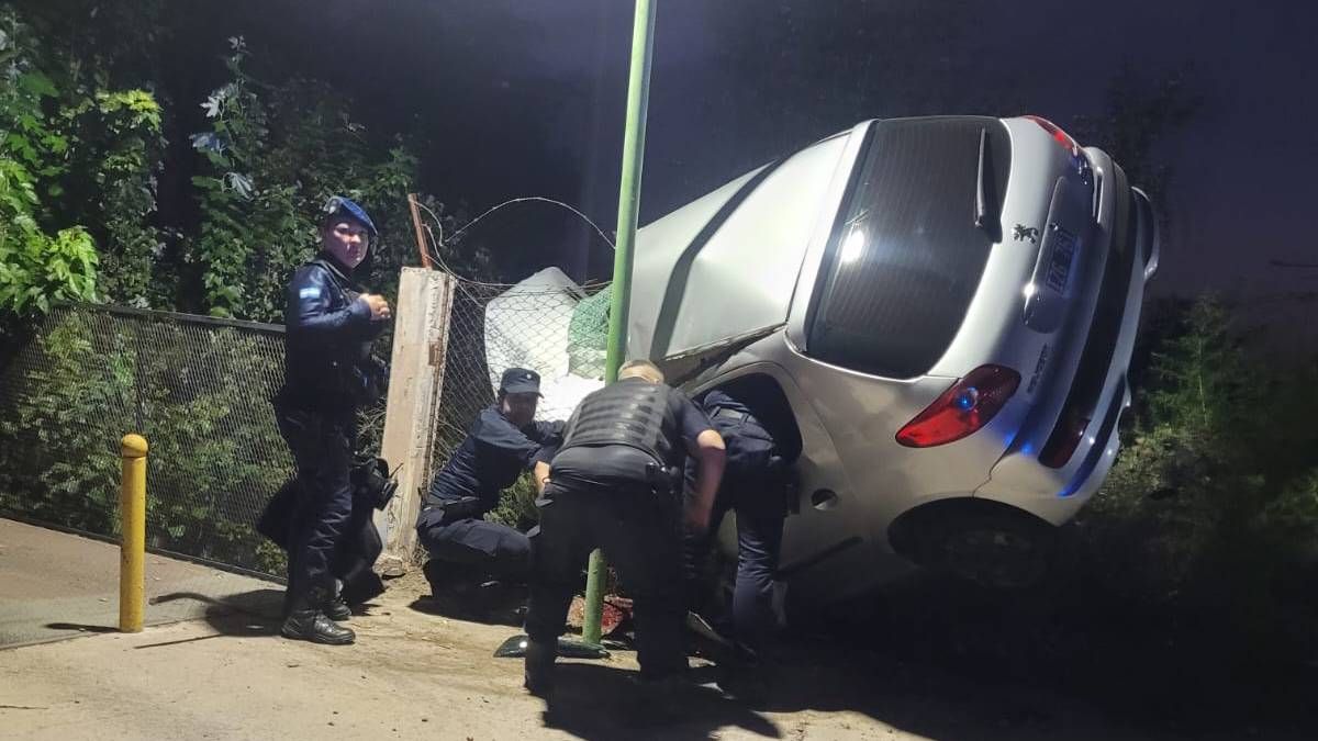 La Policía realizando pericias en el vehículo siniestrado.