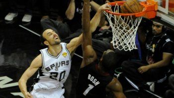 Una volcada de Manu Ginóbili está entre las mejores de la década