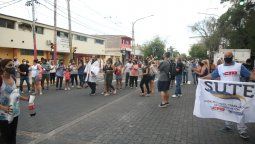 En la tarde del viernes, un grupo de docentes y representantes del SUTE se manifestó en la calle San Martín de Las Heras en reclamo a la DGE por el cierre de cursos.